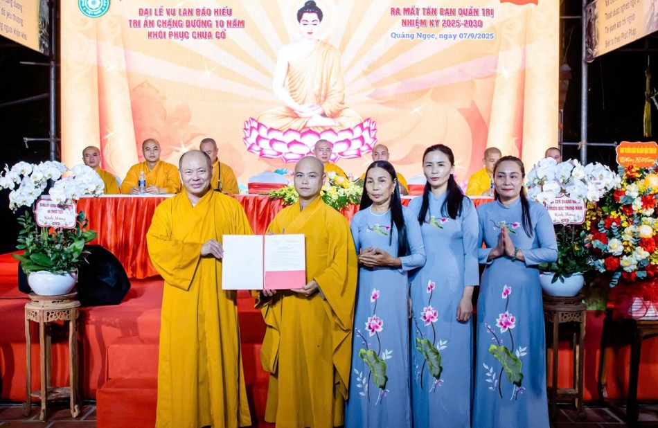 Thượng tọa Thích Tâm Định, Trưởng ban Trị sự GHPGVN tỉnh Thanh Hóa trao quyết định nhân sự Ban Quản Trị chùa Vạn Linh Thượng tọa Thích Tâm Định, Trưởng ban Trị sự GHPGVN tỉnh Thanh Hóa trao quyết định nhân sự Ban Quản Trị chùa Vạn Linh