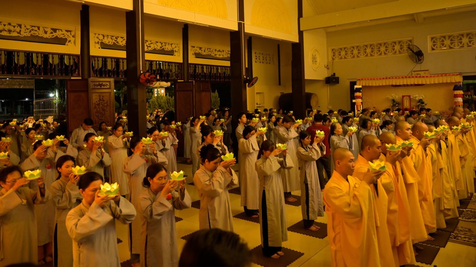 Chư Tăng và Phật tử dâng đăng cầu nguyện Chư Tăng và Phật tử dâng đăng cầu nguyện