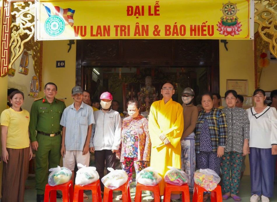 600 phần quà được trao đến bà con tại khu phố 4, P.Rạch Giá, An Giang 600 phần quà được trao đến bà con tại khu phố 4, P.Rạch Giá, An Giang