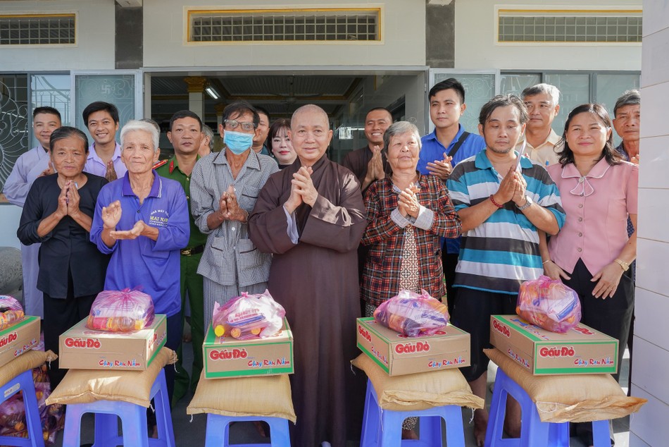 Buổi trao quà tại chùa Vạn Thành (X.Mỹ An Hưng, Đồng Tháp) Buổi trao quà tại chùa Vạn Thành (X.Mỹ An Hưng, Đồng Tháp)