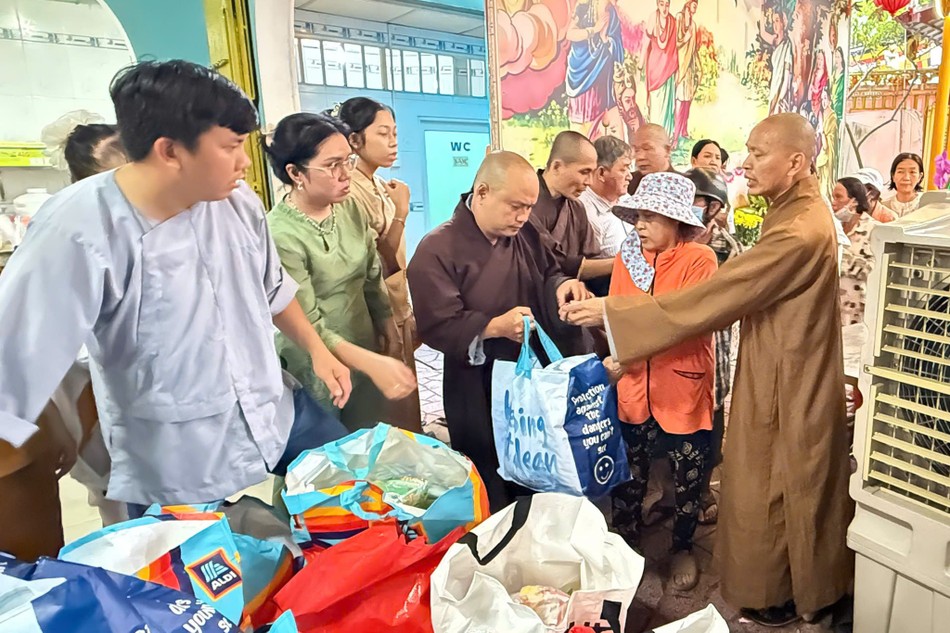 Chư tôn đức chùa Pháp Hoa trao quà đến bà con Chư tôn đức chùa Pháp Hoa trao quà đến bà con