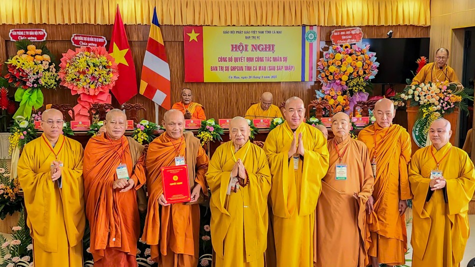 Trưởng lão Hòa thượng Thích Thiện Pháp trao quyết định chuẩn y nhân sự Ban Trị sự GHPGVN tỉnh Cà Mau nhiệm kỳ 2022-2027
