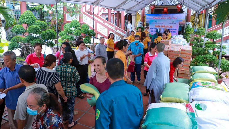 Phiên chợ An Lạc tại Ni viện Vạn Hạnh Phiên chợ An Lạc tại Ni viện Vạn Hạnh