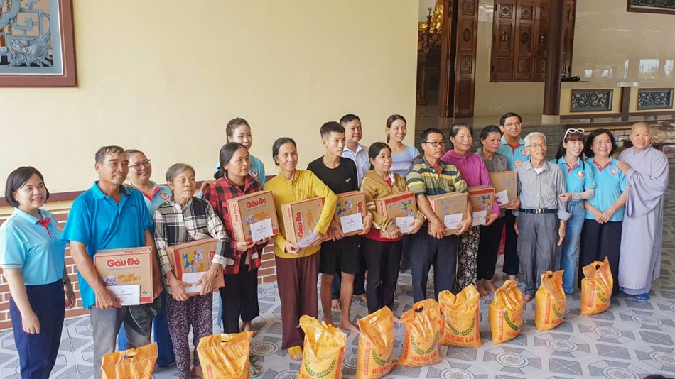 Bà con khó khăn, người già neo đơn tại địa phương nhận quà từ Nhóm thiện nguyện Tâm Đức Bà con khó khăn, người già neo đơn tại địa phương nhận quà từ Nhóm thiện nguyện Tâm Đức