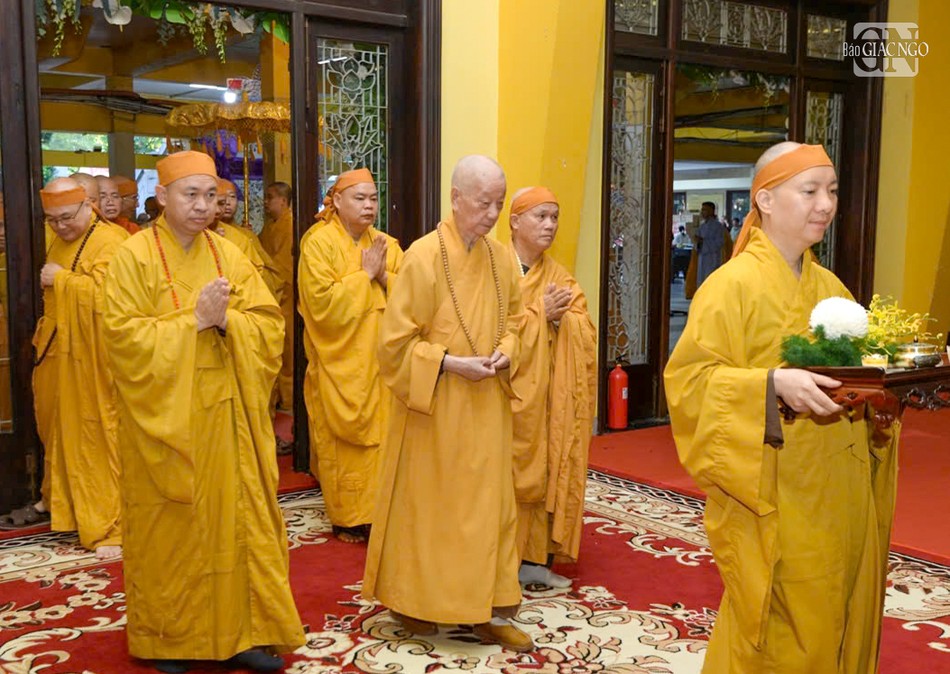 Đức Pháp chủ GHPGVN quang lâm Giác linh đường nơi tôn trí kim quan Trưởng lão Hoà thượng Phó Pháp chủ tân viên tịch tại chùa Vĩnh Nghiêm (P.Xuân Hòa, TP.HCM) Đức Pháp chủ GHPGVN quang lâm Giác linh đường nơi tôn trí kim quan Trưởng lão Hoà thượng Phó Pháp chủ tân viên tịch tại chùa Vĩnh Nghiêm (P.Xuân Hòa, TP.HCM)