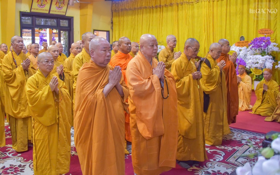 Phái đoàn chư tôn đức Ban Trị sự GHPGVN TP.HCM viếng tang Trưởng lão Hòa thượng Thích Trí Tịnh, Phó Pháp chủ Hội đồng Chứng minh, Chứng minh Ban Trị sự GHPGVN TP.HCM tân viên tịch tại chùa Vĩnh Nghiêm (P.Xuân Hòa, TP.HCM)