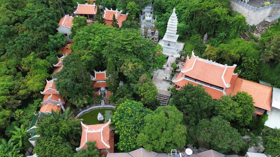 Quần thể Linh Phong Thiền Uyển do Trưởng lão Hòa thượng Thích Trí Tịnh khai sơn