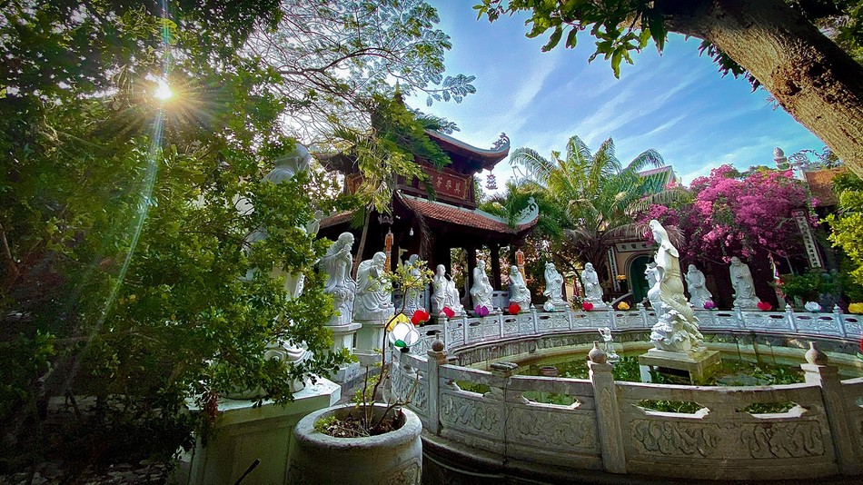 Hồ Tĩnh Tâm trong khuôn viên Linh Phong Thiền Uyển, điểm nhấn giữa không gian xanh tĩnh lặng nơi triền núi Tao Phùng