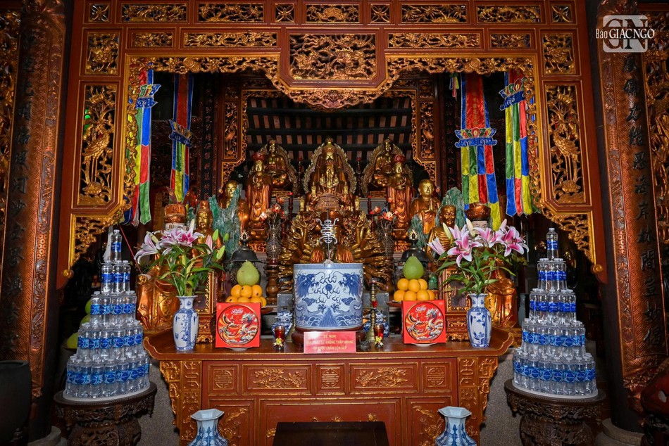 Chánh điện thờ Tam bảo tại Linh Phong Thiền Uyển, mang phong cách kiến trúc đặc trưng của các ngôi chùa cổ kính miền Bắc