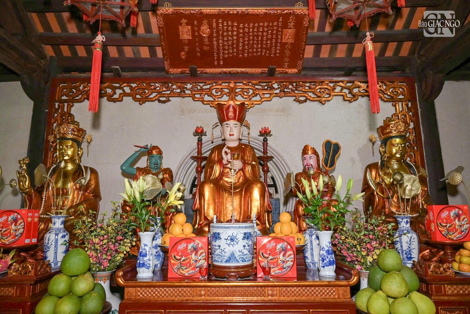 Bên trong các điện thờ được bày trí theo phong cách của các chùa miền Bắc