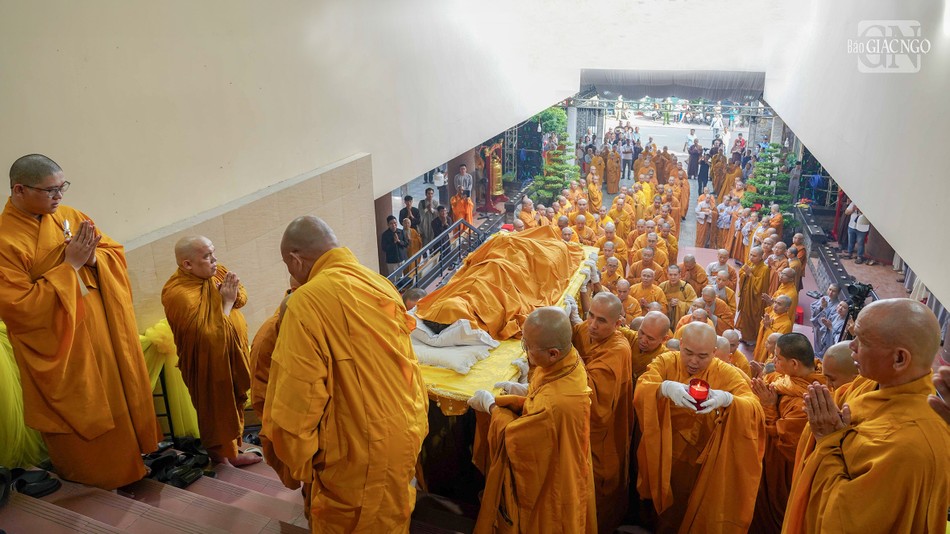 Cung thỉnh huyễn thân Trưởng lão Hòa thượng Thích Từ Thông từ thiền thất đến Giác linh đường trần thiết tại giảng đường lớn để cử hành nghi thức nhập kim quan