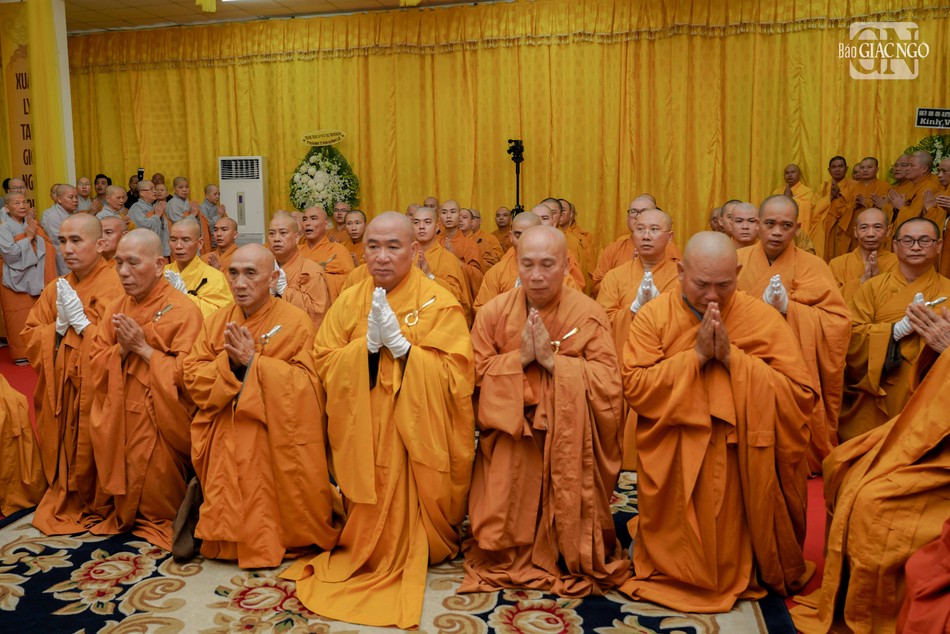 Đại diện Ban Giám hiệu, Văn phòng, Tăng Ni sinh các khoá đối trước Giác linh đường