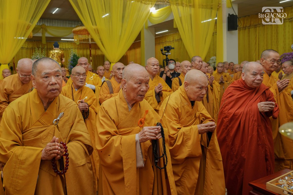 Chư tôn giáo phẩm nhất tâm cầu nguyện