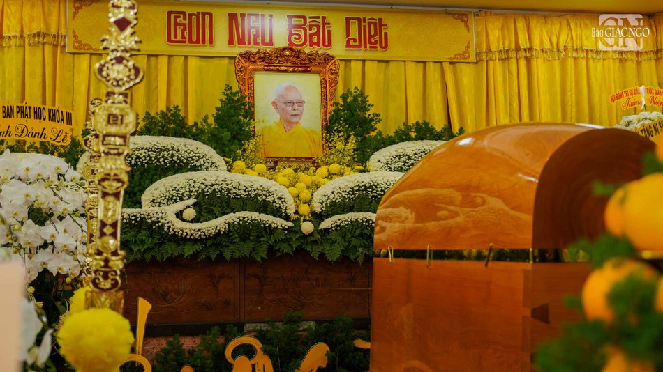 Lễ tang Trưởng lão Hòa thượng Thích Từ Thông được trang nghiêm tổ chức tại Trường Trung cấp Phật học TP.HCM - ngôi trường mà ngài gắn bó với vai trò Hiệu trưởng 37 năm qua