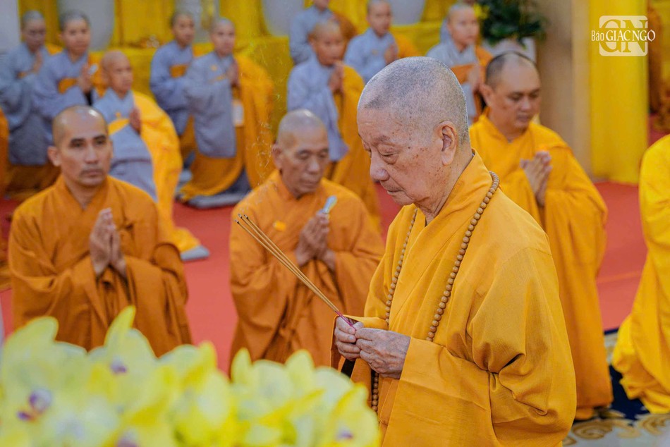 Đức Pháp chủ GHPGVN trước Giác linh đường nơi tôn trí kim quan Trưởng lão Hoà thượng Hiệu trưởng Trường Trung cấp Phật học TP.HCM Đức Pháp chủ GHPGVN trước Giác linh đường nơi tôn trí kim quan Trưởng lão Hoà thượng Hiệu trưởng Trường Trung cấp Phật học TP.HCM