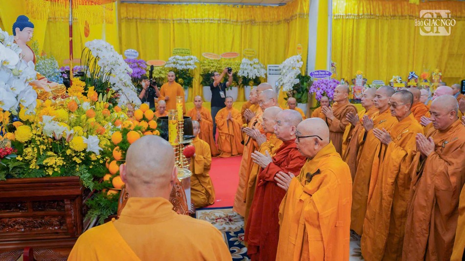 Chư tôn giáo phẩm nhất tâm cầu nguyện