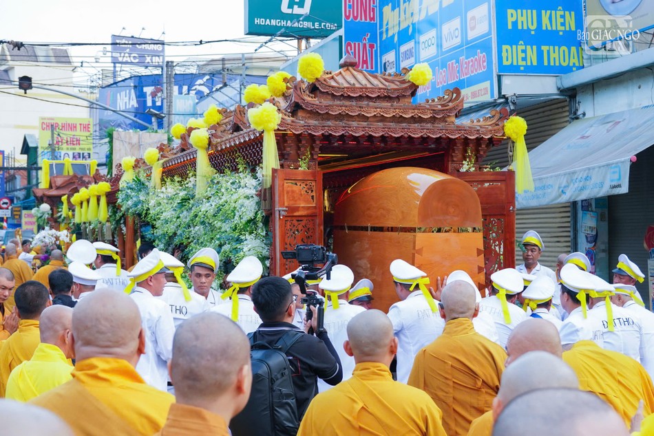 Kim quan Trưởng lão Hòa thượng được cung thỉnh rời giác linh đường, thăng xa trở về nhập bảo tháp tại chùa Thanh Sơn (P.Long Bình)