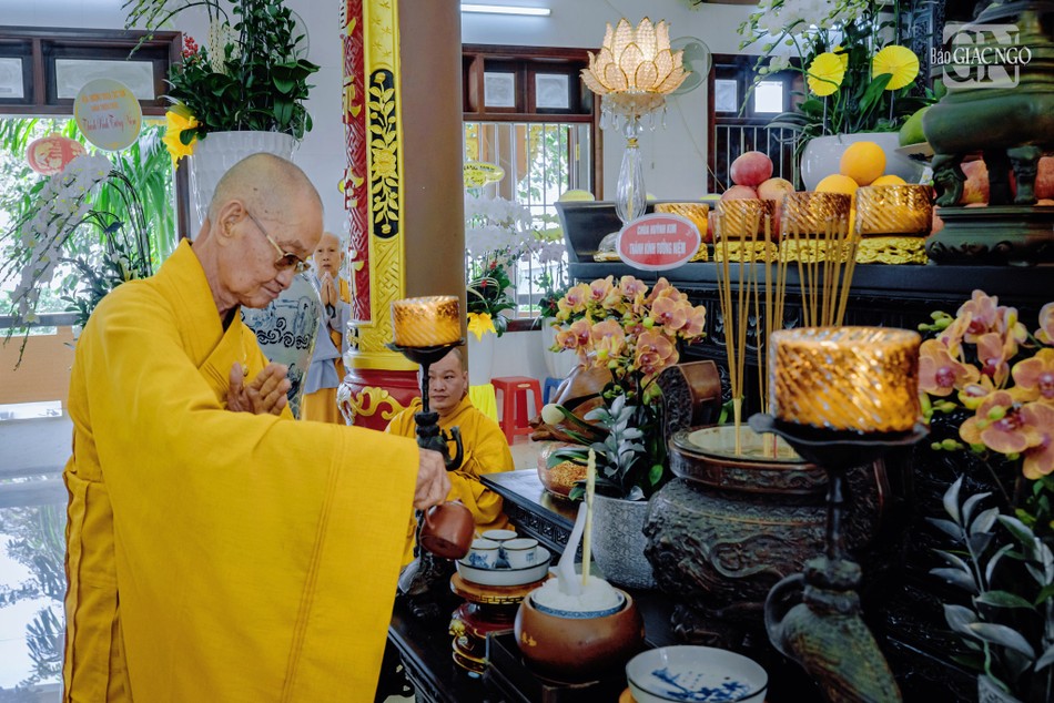 Trưởng lão Hòa thượng Thích Huệ Văn, Thành viên Hội đồng Chứng minh hiến trà cúng dường Trưởng lão Hòa thượng Thích Huệ Văn, Thành viên Hội đồng Chứng minh hiến trà cúng dường