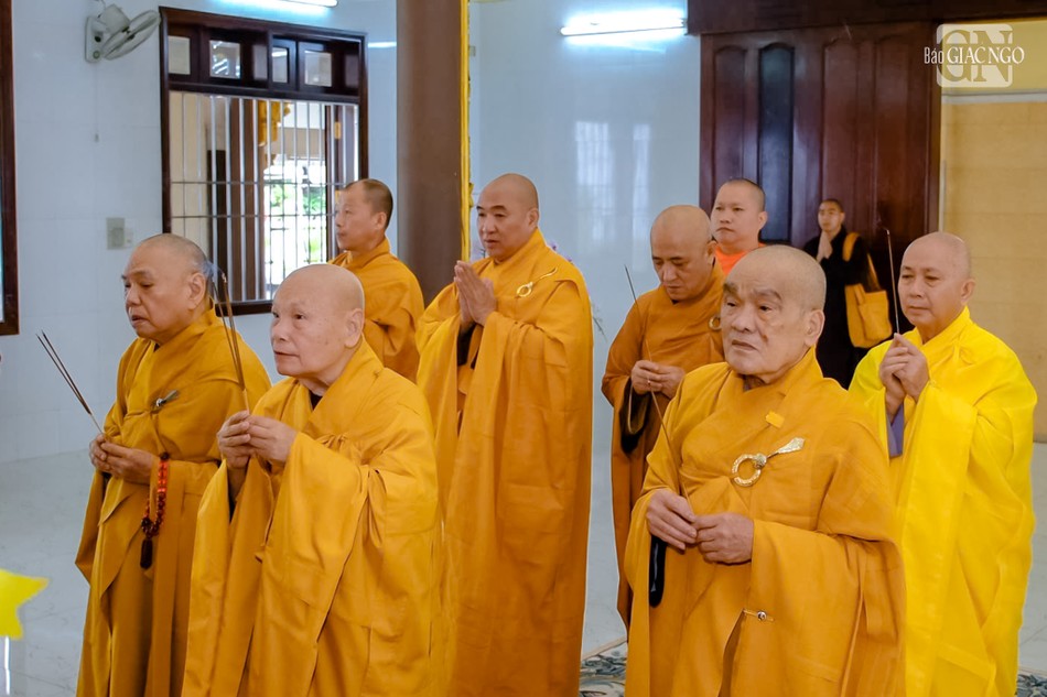 Chư tôn giáo phẩm Hội đồng Chứng minh, Hội đồng Trị sự GHPGVN dâng hương tưởng niệm Trưởng lão Hòa thượng Thích Tắc An, chiều ngày 23-10 Chư tôn giáo phẩm Hội đồng Chứng minh, Hội đồng Trị sự GHPGVN dâng hương tưởng niệm Trưởng lão Hòa thượng Thích Tắc An, chiều ngày 23-10