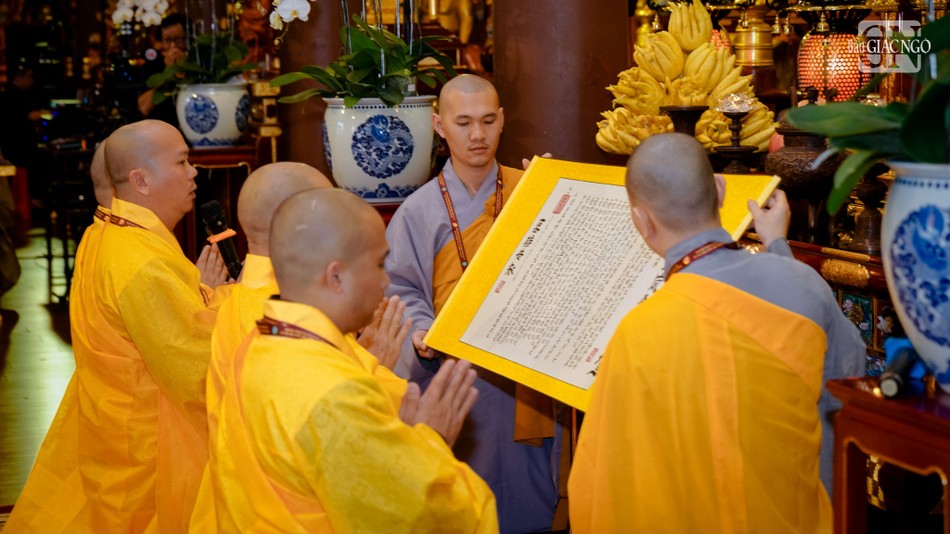 Chư tôn đức Ban Kiến đàn cung an chức sự, cung thỉnh Hội đồng Thập sư