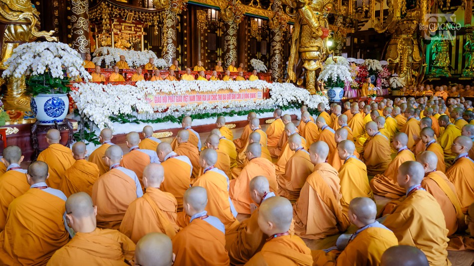 Quang cảnh lễ khai mạc tại chánh điện chùa Minh Thành