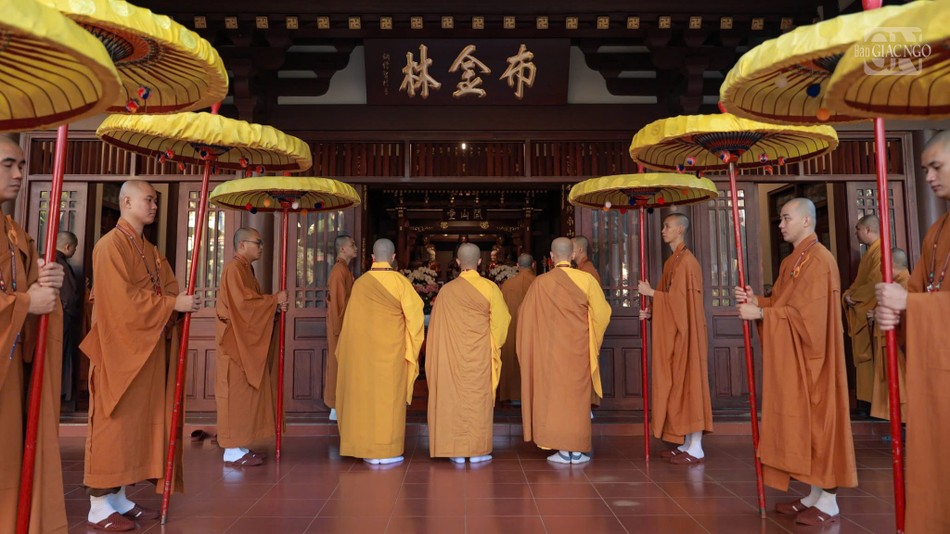 Giới tử đối trước cầu giới đường chùa Minh Thành cung thỉnh chư vị giới sư