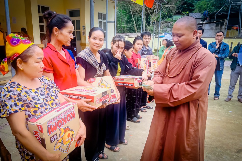 Đại đức Thích Thiện Nguyện, Ủy viên Ban Trị sự GHPGVN tỉnh Đồng Tháp, trụ trì chùa Thiền Kim trưởng đoàn thiện nguyện