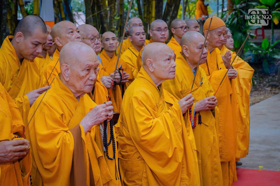 Chư tôn giáo phẩm dâng hương tưởng niệm tại bảo tháp an trí nhục thân Trưởng lão Hòa thượng Thích Từ Thông Chư tôn giáo phẩm dâng hương tưởng niệm tại bảo tháp an trí nhục thân Trưởng lão Hòa thượng Thích Từ Thông