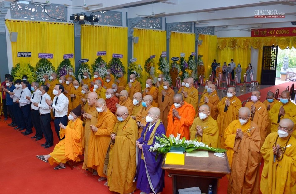 Chư tôn đức và đại diện chính quyền dâng hương trước hương án tưởng niệm Đức Pháp chủ