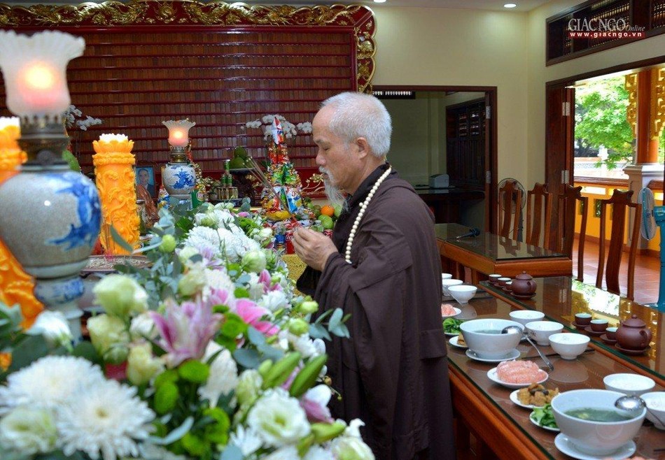 Thượng tọa trụ trì tu viện Vĩnh Nghiêm thực hiện nghi thức tiến linh Thượng tọa trụ trì tu viện Vĩnh Nghiêm thực hiện nghi thức tiến linh