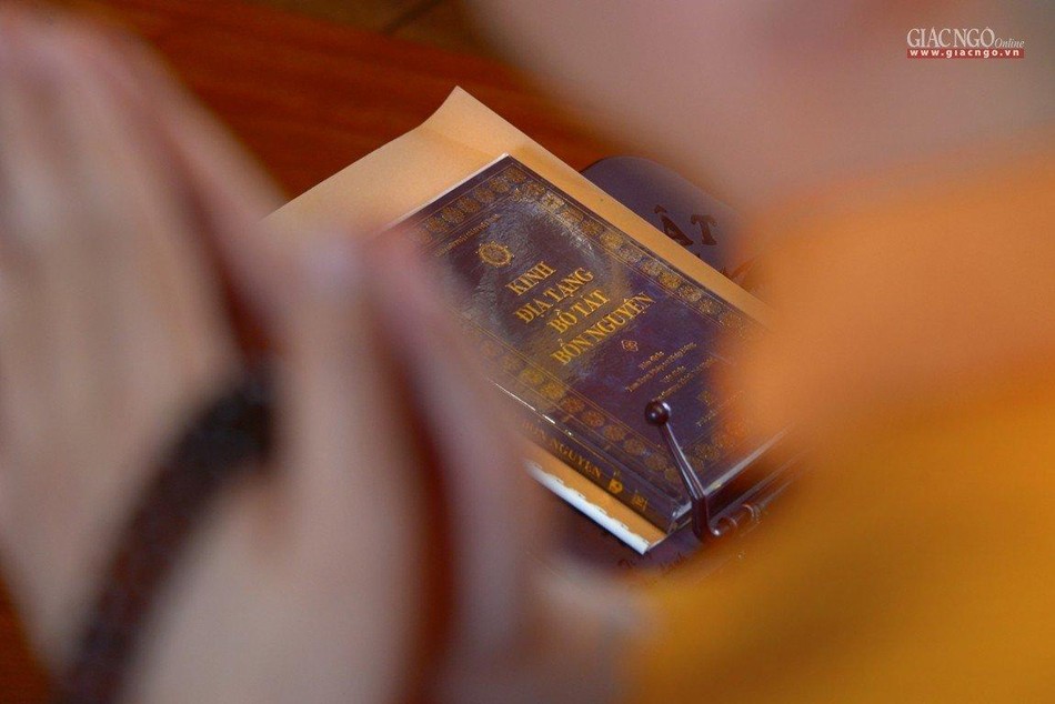 Mỗi ngày, chư Tăng nội tự cấm túc tại tu viện sẽ thực hiện các thời khóa hồng danh sám hối, tụng kinh Địa Tạng, Thủy sám, kinh Di Đà và niệm Phật Mỗi ngày, chư Tăng nội tự cấm túc tại tu viện sẽ thực hiện các thời khóa hồng danh sám hối, tụng kinh Địa Tạng, Thủy sám, kinh Di Đà và niệm Phật