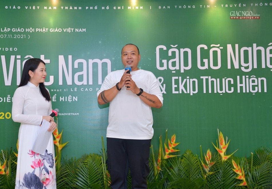 Nhạc sĩ Liêu Hưng, giám đốc sản xuất chia sẻ về những điều tâm đắc khi lần đầu thực hiện một MV mang quá nhiều khác biệt về nội dung và ý nghĩa Nhạc sĩ Liêu Hưng, giám đốc sản xuất chia sẻ về những điều tâm đắc khi lần đầu thực hiện một MV mang quá nhiều khác biệt về nội dung và ý nghĩa