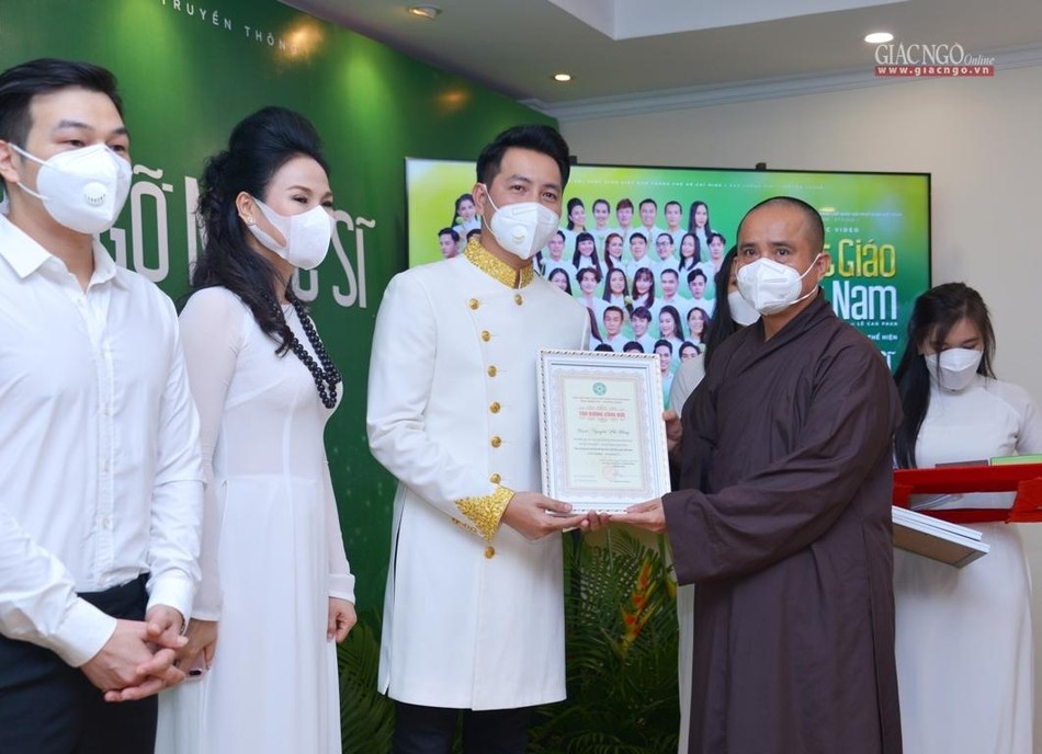 Trao bằng tán dương công đức đến các nghệ sĩ Trao bằng tán dương công đức đến các nghệ sĩ