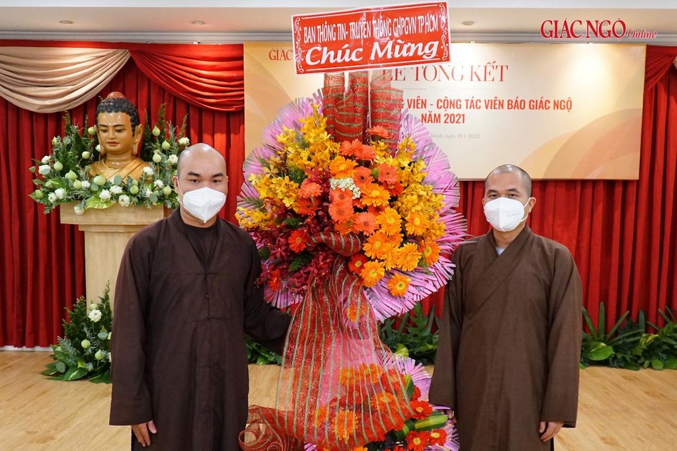 Đại đức Thích Quảng Hậu, Chủ nhiệm Câu Lạc bộ nhận hoa chúc mừng từ Ban Thông tin -Truyền thông Phật giáo TP.HCM