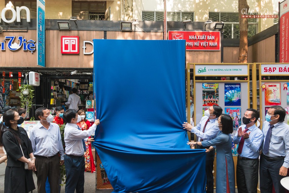 Nghi thức kéo bảng khai trương sạp trưng bày và bán báo xuân Nhâm Dần 2022 Nghi thức kéo bảng khai trương sạp trưng bày và bán báo xuân Nhâm Dần 2022