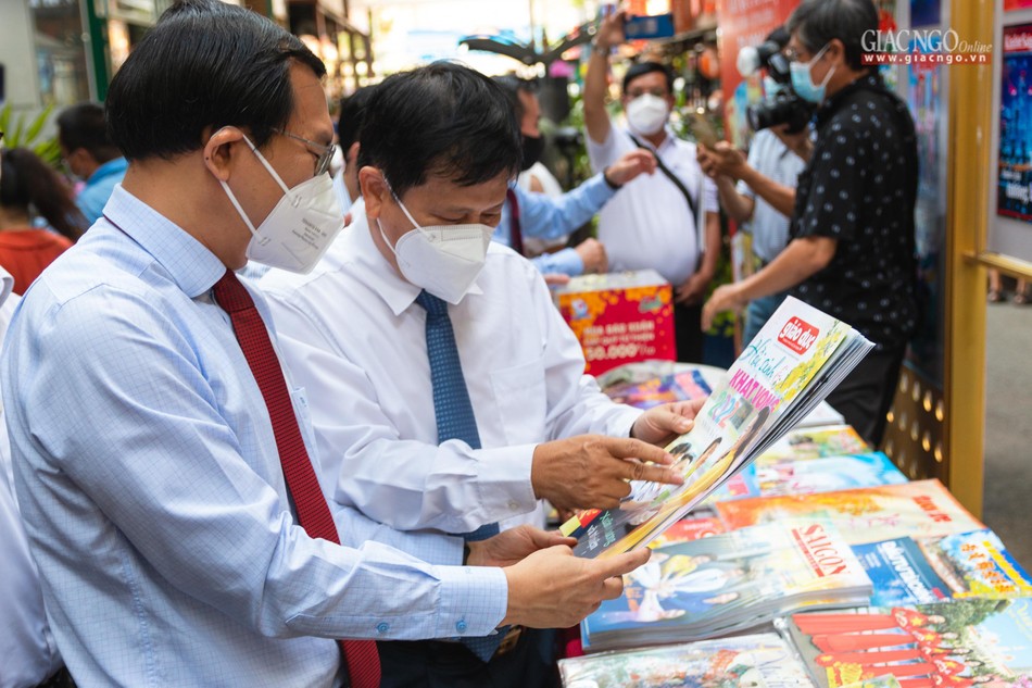 Ông Lâm Đình Thắng, Thành ủy viên, Giám đốc Sở Thông tin - Truyền thông TP.HCM cùng ông Trần Trọng Dũng, Chủ tịch Hội Nhà báo TP.HCM tham quan gian trưng bày Ông Lâm Đình Thắng, Thành ủy viên, Giám đốc Sở Thông tin - Truyền thông TP.HCM cùng ông Trần Trọng Dũng, Chủ tịch Hội Nhà báo TP.HCM tham quan gian trưng bày