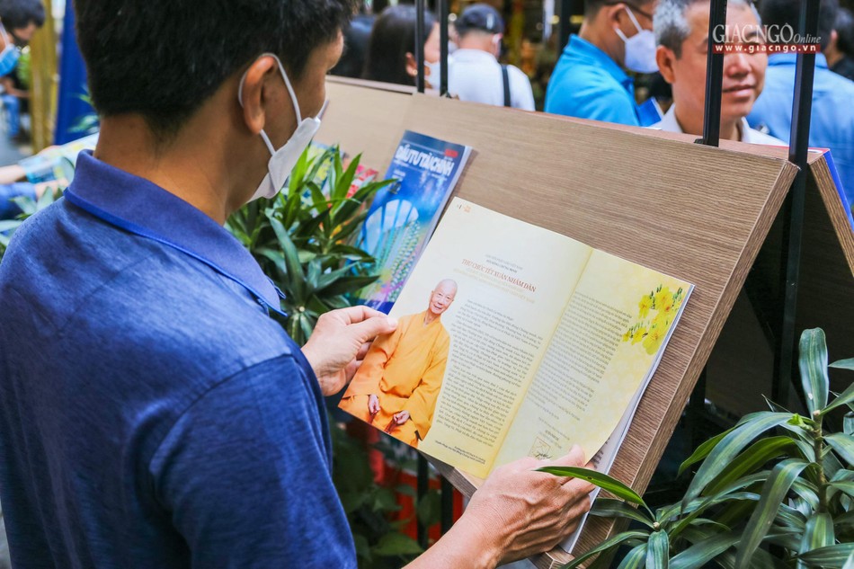 Giai phẩm xuân Giác Ngộ năm nay có sự phong phú về nội dung, đổi mới về hình thức Giai phẩm xuân Giác Ngộ năm nay có sự phong phú về nội dung, đổi mới về hình thức