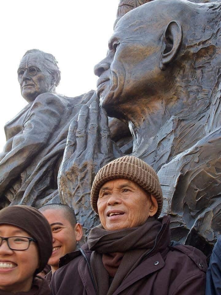 Tại thời điểm tượng đài được khánh thành, Thiền sư Thích Nhất Hạnh là một trong số những nhân vật còn tại thế... Tại thời điểm tượng đài được khánh thành, Thiền sư Thích Nhất Hạnh là một trong số những nhân vật còn tại thế...