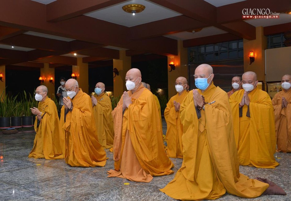 Hòa thượng Thích Lệ Trang đại diện chư tôn đức dâng lời tác bạch