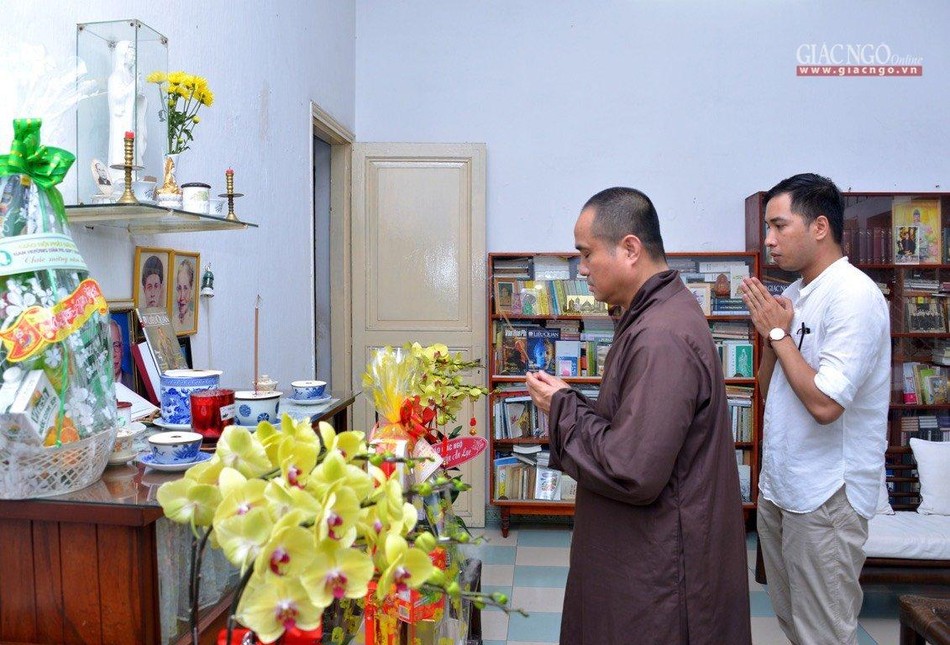 Thượng tọa Thích Tâm Hải, Phó Tổng Biên tập Báo Giác Ngộ thắp hương tưởng niệm trước bàn thờ cố cư sĩ Võ Đình Cường - Ảnh: Bảo Toàn