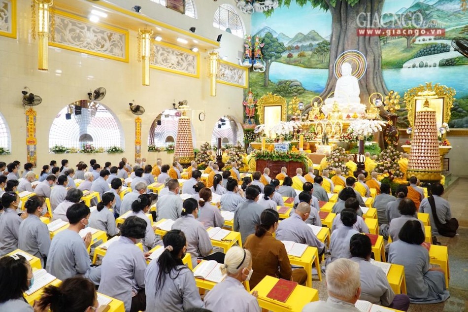 Trước đó, chư Tăng Ni, Phật tử đã vân tập về chánh điện tụng thời kinh tưởng niệm Trước đó, chư Tăng Ni, Phật tử đã vân tập về chánh điện tụng thời kinh tưởng niệm