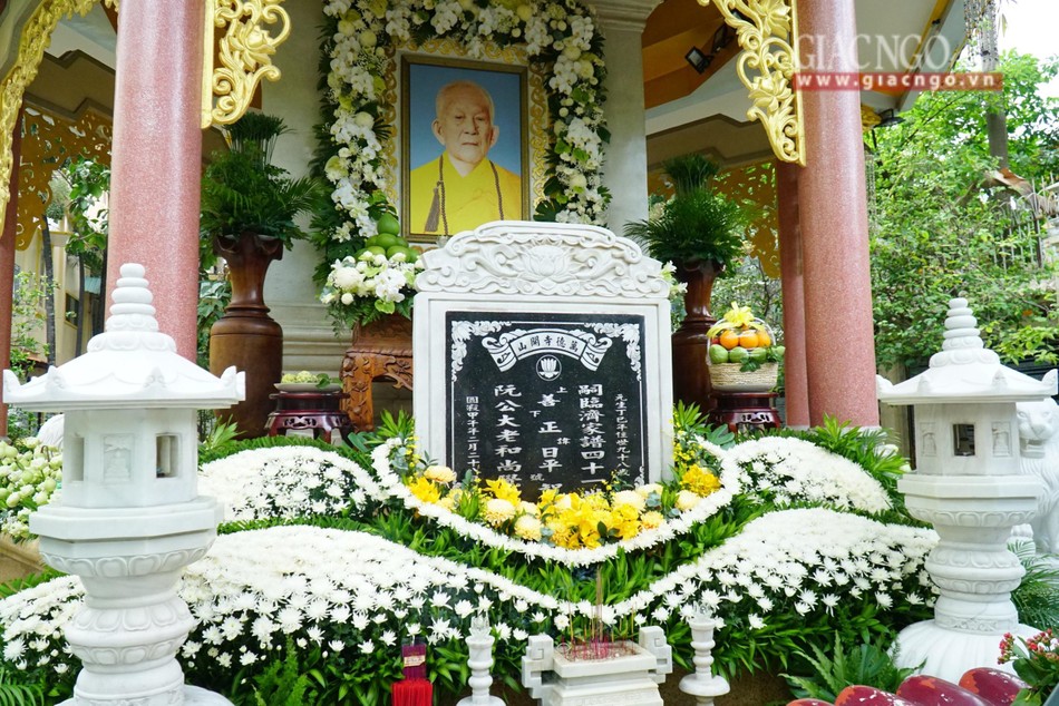 Bảo tháp Phù Thi trong khuôn viên chùa Vạn Đức - TP.Thủ Đức, nơi lưu giữ nhục thân cố Đại lão Hòa thượng Thích Trí Tịnh Bảo tháp Phù Thi trong khuôn viên chùa Vạn Đức - TP.Thủ Đức, nơi lưu giữ nhục thân cố Đại lão Hòa thượng Thích Trí Tịnh