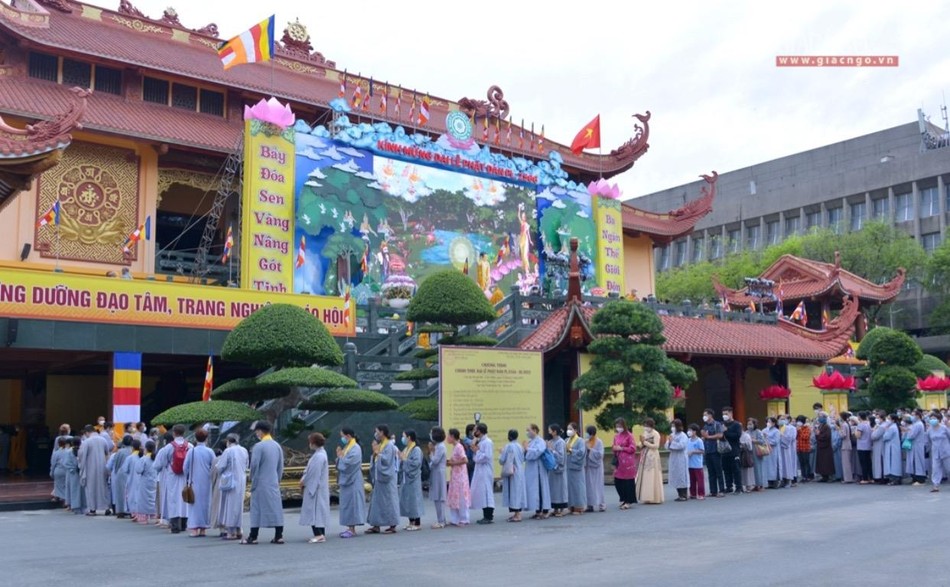 Phật tử tuần tự xếp hàng để thực hiện nghi thức Tắm Phật Phật tử tuần tự xếp hàng để thực hiện nghi thức Tắm Phật