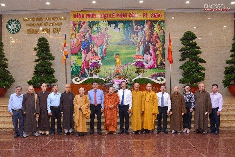 Chụp ảnh lưu niệm tại Hội trường Việt Nam Quốc Tự Chụp ảnh lưu niệm tại Hội trường Việt Nam Quốc Tự