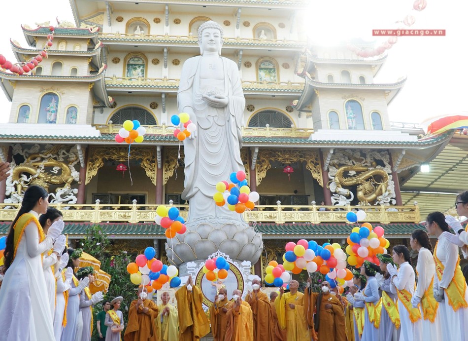 Chư tôn đức thả bóng bay mang theo ước nguyện quốc thái dân an, chúng sanh an lạc