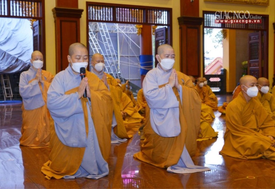 Chư Ni đại diện 2 hạ trường Từ Nghiêm và Huê Lâm cầu Đại tăng giáo giới Chư Ni đại diện 2 hạ trường Từ Nghiêm và Huê Lâm cầu Đại tăng giáo giới