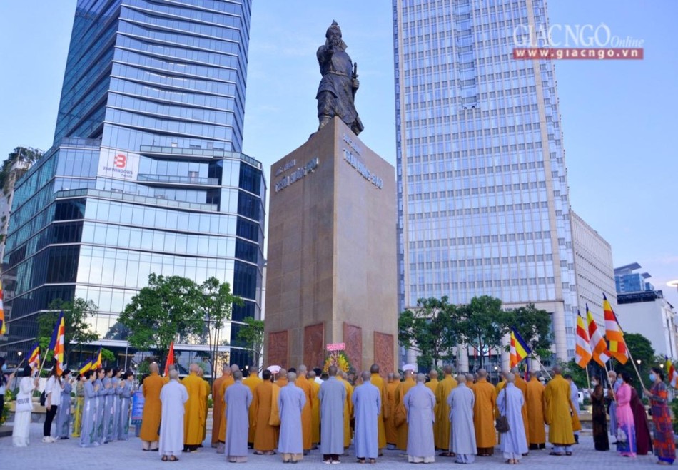 Dâng hương tưởng niệm Đức Thánh Trần Hưng Đạo Dâng hương tưởng niệm Đức Thánh Trần Hưng Đạo