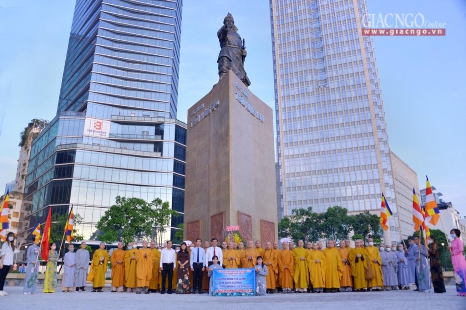 Trưởng lão Hòa thượng cùng phái đoàn tại tượng đài Đức Thánh Trần Hưng Đạo Trưởng lão Hòa thượng cùng phái đoàn tại tượng đài Đức Thánh Trần Hưng Đạo