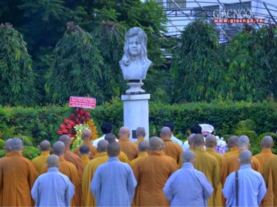 Dâng hương tưởng niệm nữ Phật tử hy sinh trong pháp nạn 1963 Dâng hương tưởng niệm nữ Phật tử hy sinh trong pháp nạn 1963