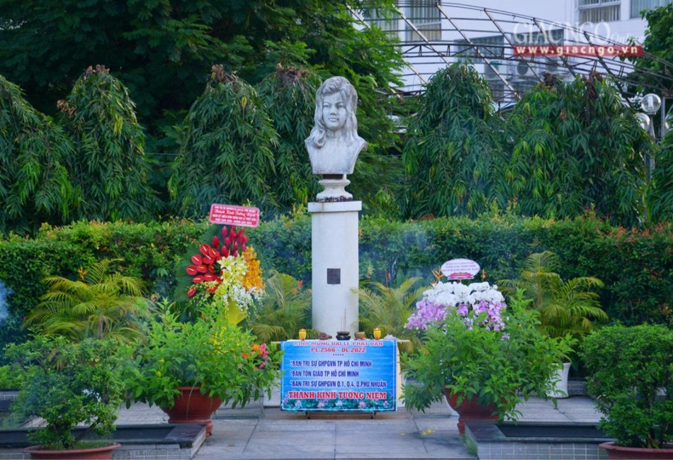 Tượng đài liệt nữ Quách Thị Trang tại công viên Bách Tùng Diệp (quận 1) Tượng đài liệt nữ Quách Thị Trang tại công viên Bách Tùng Diệp (quận 1)